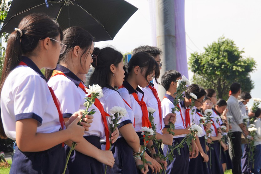 Người dân Thủ Đức gửi nhành hoa trắng tiễn đưa các liệt sĩ - Ảnh 6.
