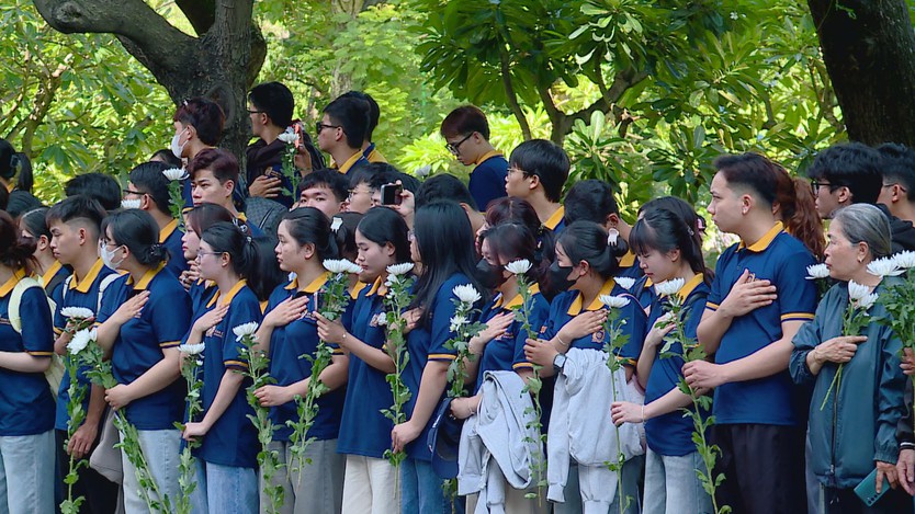 Người dân theo dõi lễ truy điệu và an táng hài cốt liệt sĩ qua màn hình truyền hình tại địa phương - Ảnh 6.