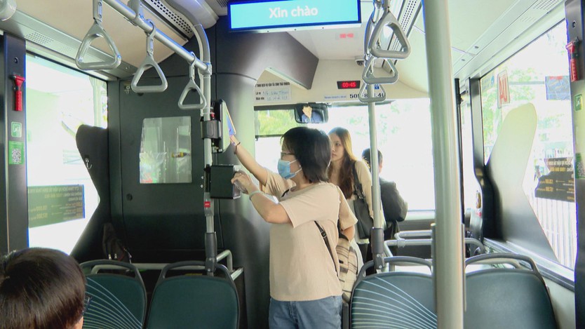 Mua vé trực tuyến, thêm tiện ích cho hành khách xe buýt và Metro - Ảnh 2.