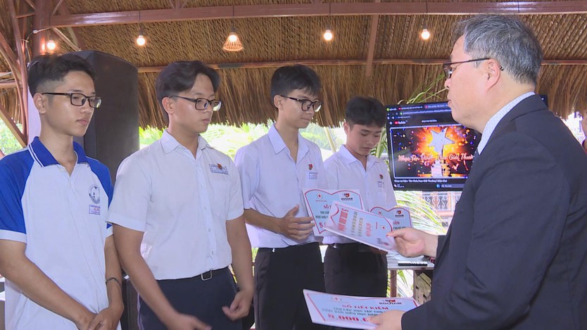 TP. Hồ Chí Minh: Trao 60 phần học bổng cho học sinh, sinh viên nghèo vượt khó - Ảnh 3.