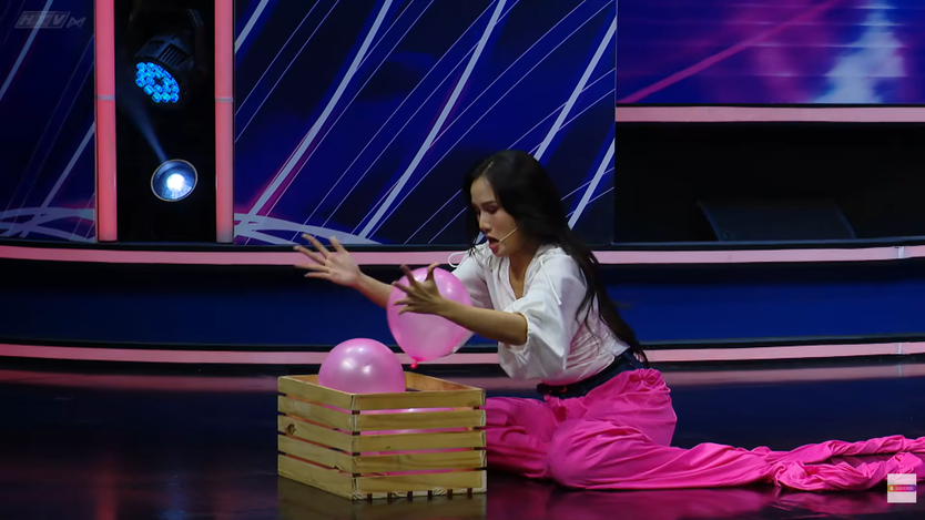 Như Thùy “quăng hết hình tượng”, hóa tôm búng tại | Song Tài Thách Đấu 2 - Ảnh 4.