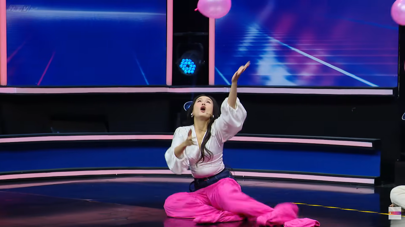 Như Thùy “quăng hết hình tượng”, hóa tôm búng tại | Song Tài Thách Đấu 2 - Ảnh 3.