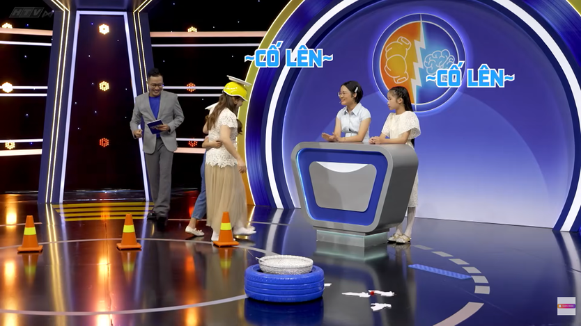 Bé Mai Anh làm “chỉ huy”, phối hợp ăn ý cùng mẹ Hải Yến | Tranh tài đọ sức 2 - Ảnh 1.