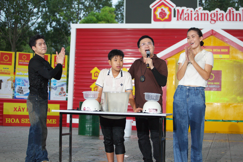 Mâu Thủy giúp cô bé mồ côi trả nợ | Mái ấm gia đình Việt- Ảnh 3.