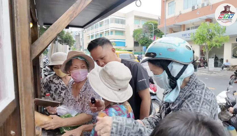 Bánh mì không người bán | HTV Thành phố không ngủ- Ảnh 9.