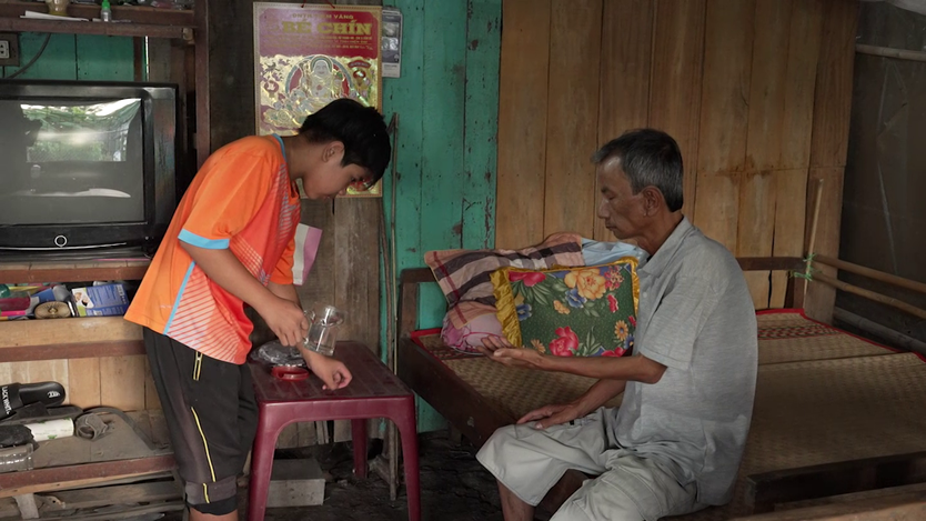 Cậu bé lo sợ mất người thân duy nhất | Mái ấm gia đình Việt - Ảnh 2.