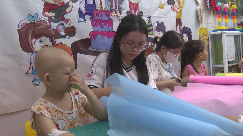Lớp học cho bệnh nhi: Gieo niềm vui từ những nét vẽ - Ảnh 4.
