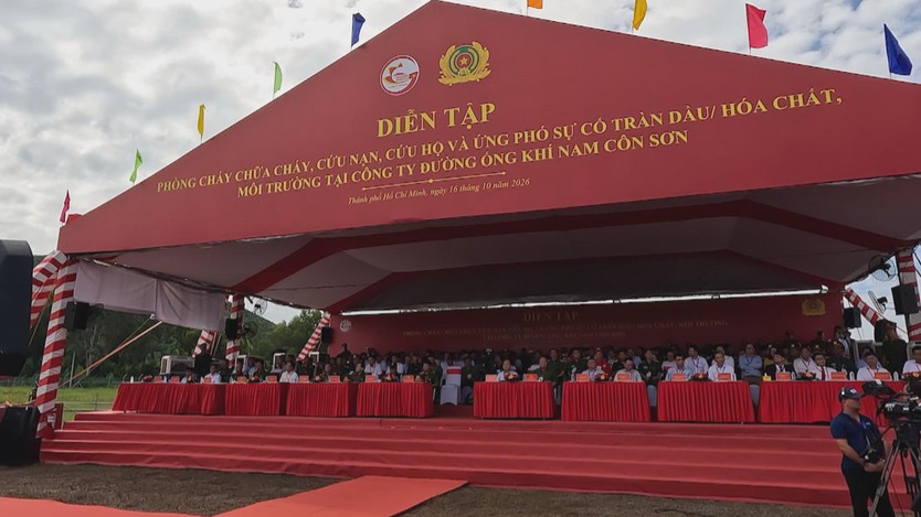 TP. Hồ Chí Minh diễn tập chữa cháy, cứu nạn tại công trình khí Nam Côn Sơn - Ảnh 2.