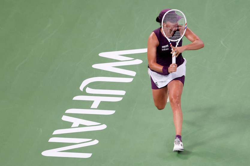 Chấn thương khiến Swiatek dừng bước ở bán kết Wuhan Open - Ảnh 2.