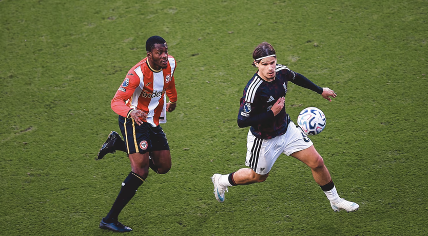 Liverpool ngược dòng hạ Brentford trong trận đấu có hai thẻ đỏ- Ảnh 1.