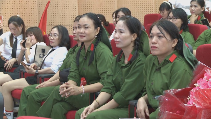 Phường Dĩ An chăm lo hội viên phụ nữ khó khăn nhân ngày 20/10 - Ảnh 3.