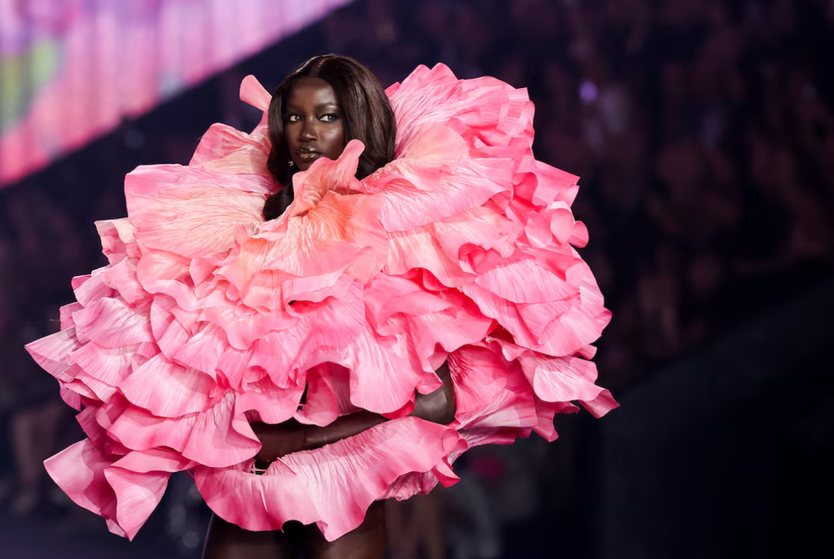 Victoria’s Secret Fashion Show 2026 biến hóa sàn diễn với bốn mùa - Ảnh 3.
