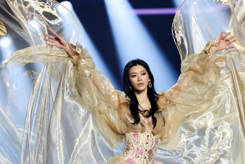 Victoria’s Secret Fashion Show 2026 biến hóa sàn diễn với bốn mùa - Ảnh 5.