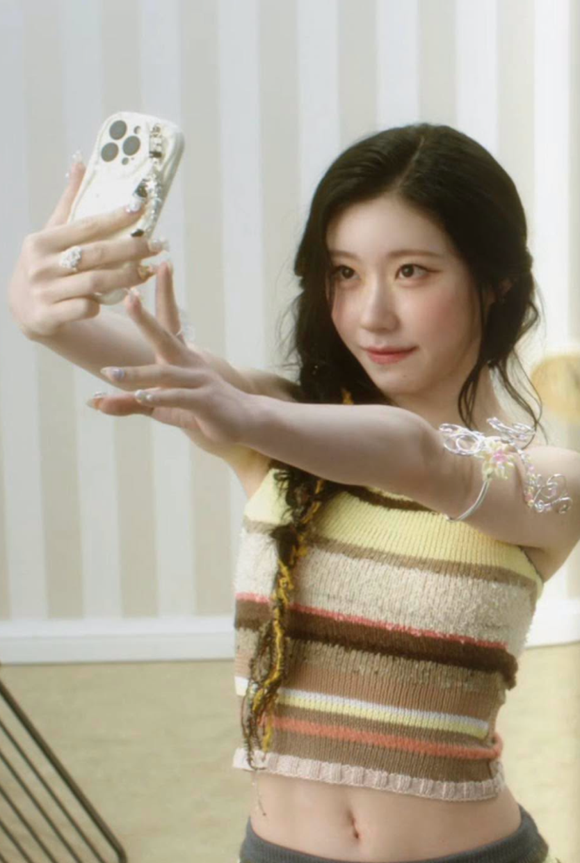 Chaeryeong (ITZY) chính thức ra mắt solo với mini album đầu tay - Ảnh 5.
