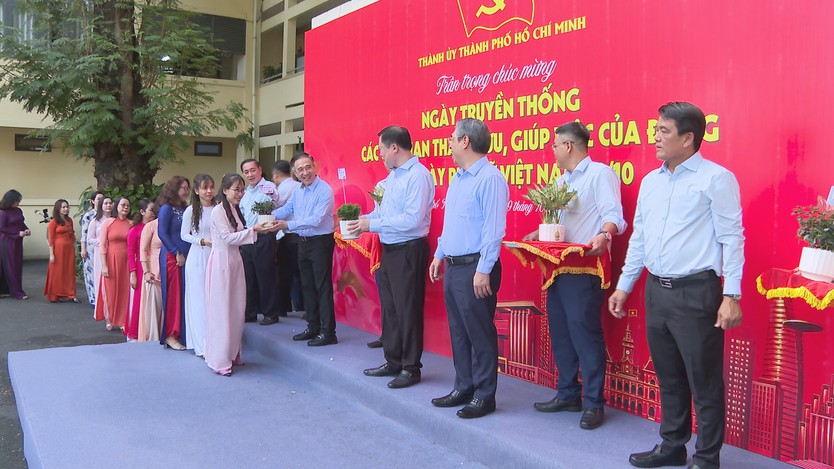 Thường trực Thành ủy TP. Hồ Chí Minh gặp mặt, chúc mừng phụ nữ nhân ngày 20/10 - Ảnh 4.