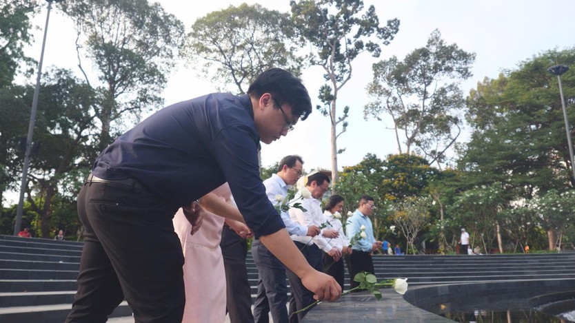 Tưởng niệm nạn nhân COVID-19 TP. Hồ Chí Minh: 5 năm nhìn lại hành trình hồi sinh - Ảnh 2.