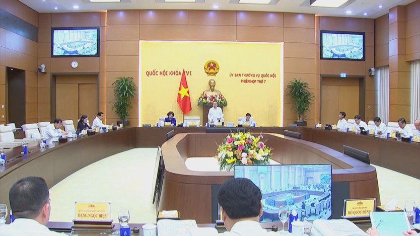 Toàn cảnh phòng họp Phiên họp thứ 7 Ủy ban Thường vụ Quốc hội khóa XV với các đại biểu ngồi quanh bàn họp - Ảnh 1.