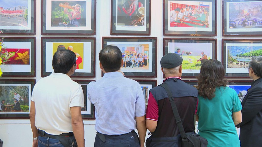 Triển lãm ảnh "Khoảnh khắc và Cuộc sống": Hành trình 27 năm đam mê nhiếp ảnh - Ảnh 2.