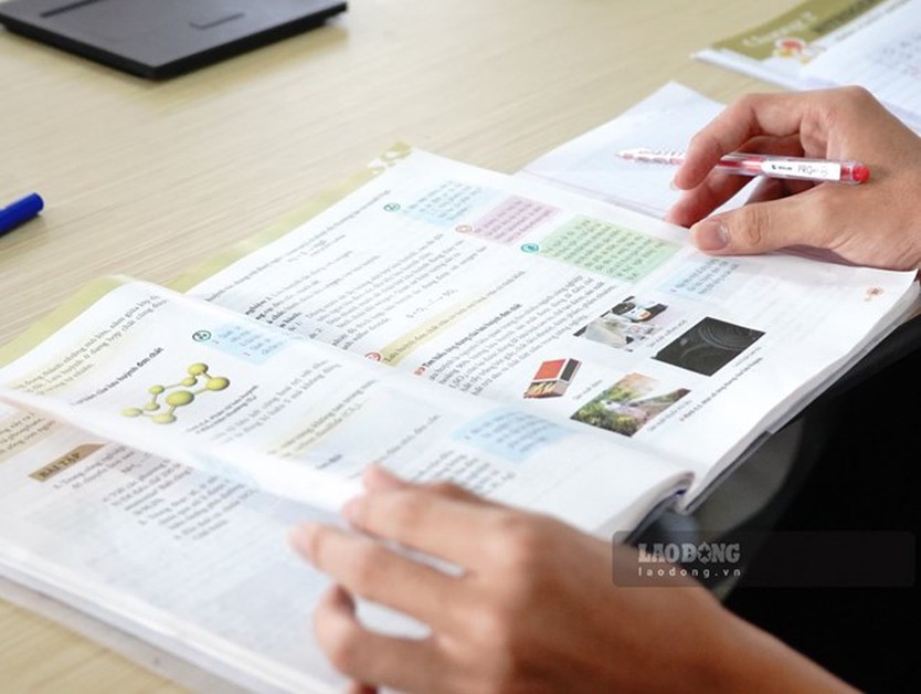 Bộ GDĐT chuẩn bị làm bộ sách giáo khoa lớp 1-12 mới dùng trên cả nước - Ảnh 1.