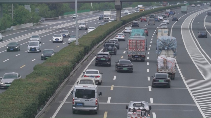Bùng nổ nhu cầu di chuyển trong ngày đầu kỳ nghỉ "Tuần lễ Vàng" tại Trung Quốc - Ảnh 1.