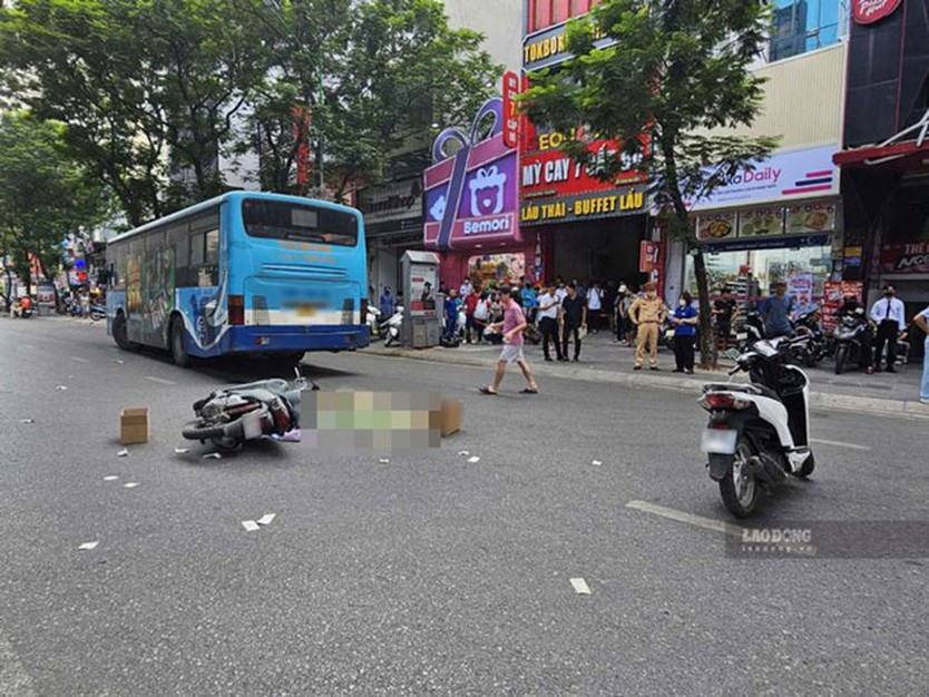 Một người tử vong sau va chạm giữa xe máy và xe buýt ở Hà Nội - Ảnh 1.
