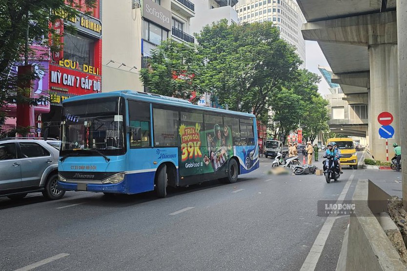 Một người tử vong sau va chạm giữa xe máy và xe buýt ở Hà Nội - Ảnh 3.