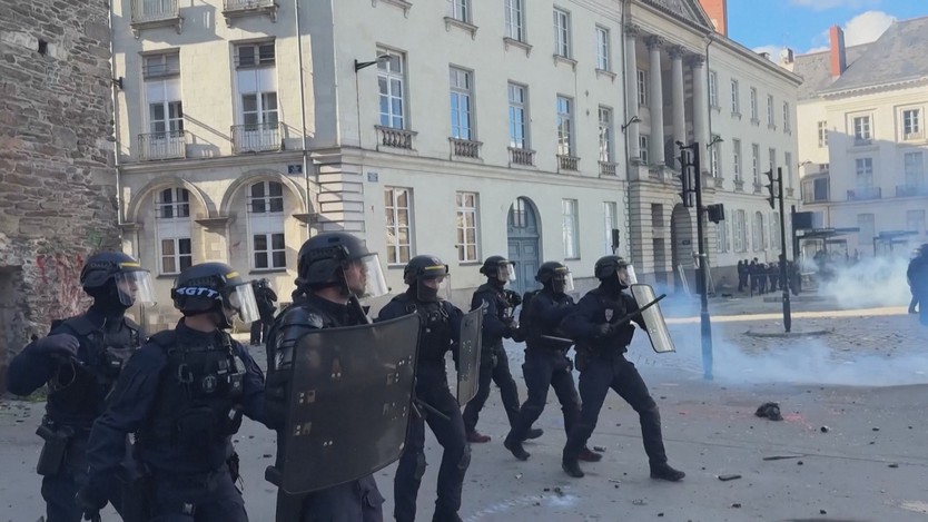 Pháp ban bố lệnh giới nghiêm ở Paris và nhiều thành phố khác - Ảnh 2.