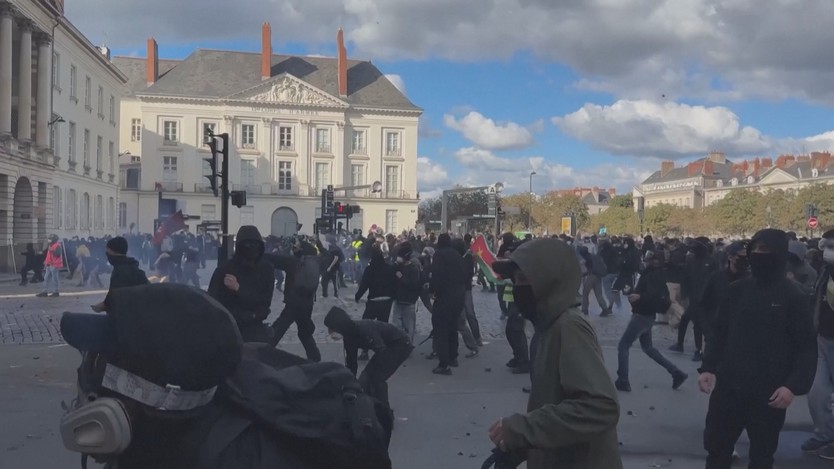 Pháp ban bố lệnh giới nghiêm ở Paris và nhiều thành phố khác - Ảnh 3.