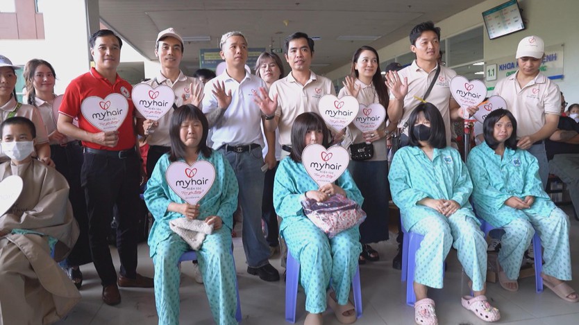 Hội Chữ thập đỏ TP. Hồ Chí Minh trao tặng 200 bộ tóc cho bệnh nhân ung thư - Ảnh 5.