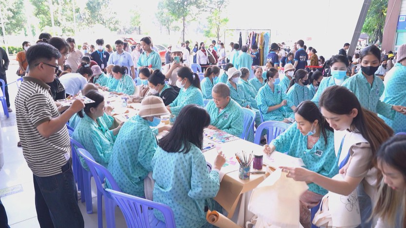 Hội Chữ thập đỏ TP. Hồ Chí Minh trao tặng 200 bộ tóc cho bệnh nhân ung thư - Ảnh 3.