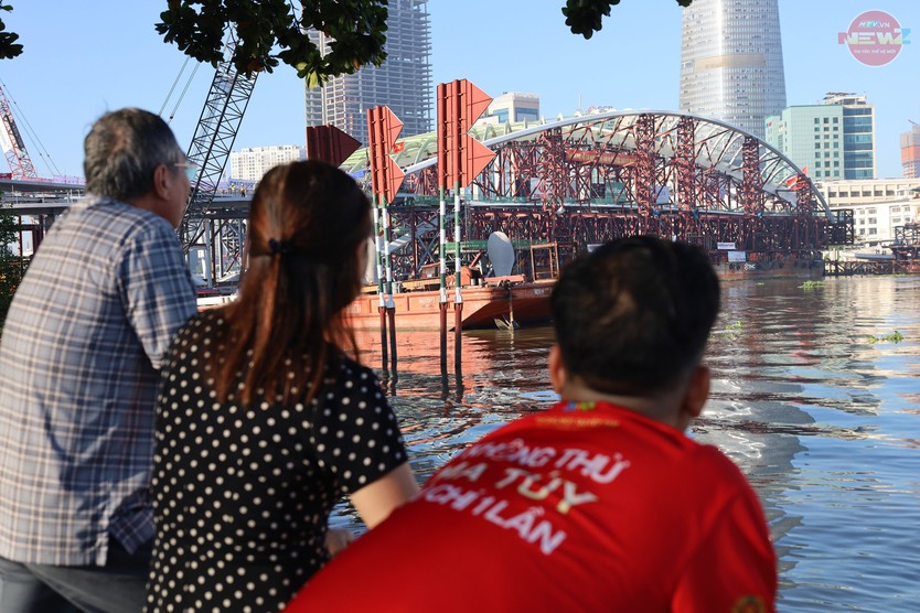 Hợp long cầu đi bộ, ngày vui bên sông Sài Gòn - Ảnh 1.