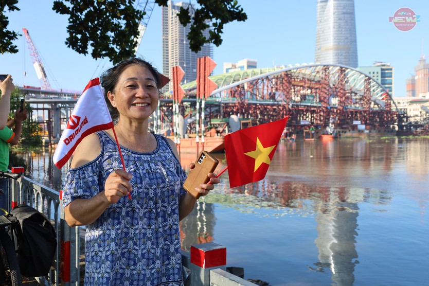 Hợp long cầu đi bộ, ngày vui bên sông Sài Gòn - Ảnh 3.