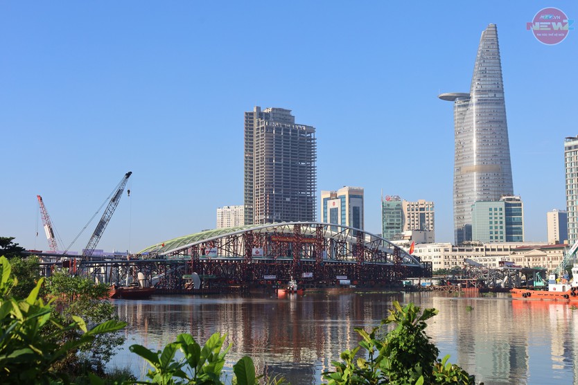 Hợp long cầu đi bộ, ngày vui bên sông Sài Gòn - Ảnh 7.