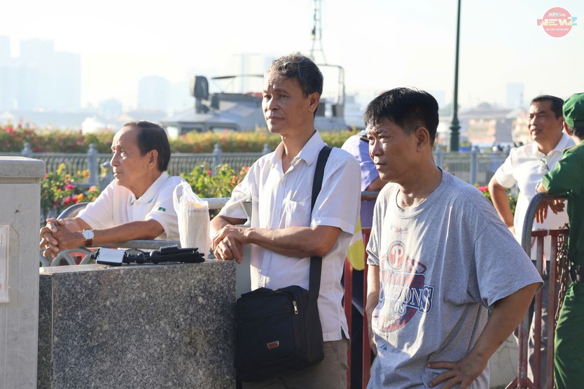 Hợp long cầu đi bộ, ngày vui bên sông Sài Gòn - Ảnh 2.