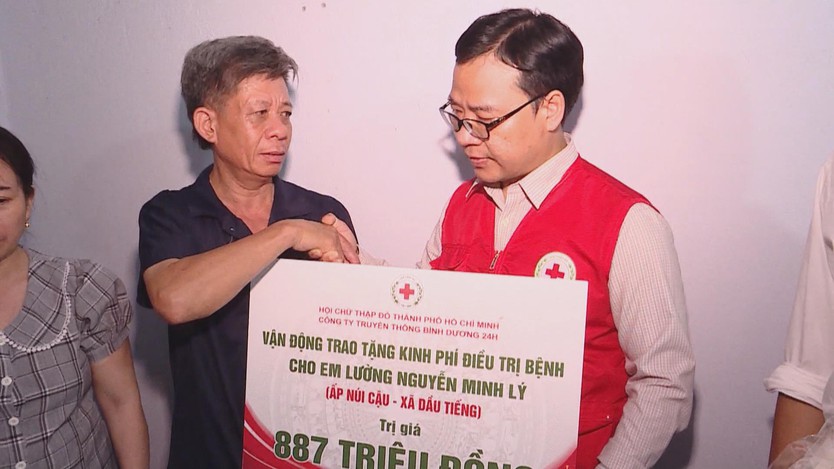Hội Chữ thập đỏ TP. Hồ Chí Minh: Trao kinh phí, tiếp thêm hy vọng điều trị - Ảnh 2.