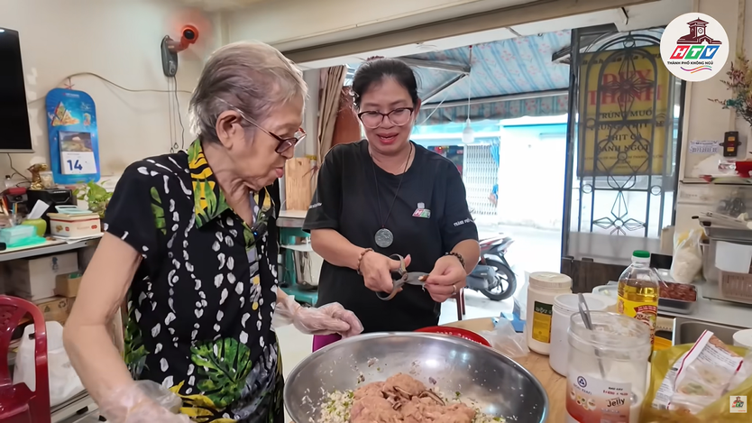 Tiệm bánh bao hoàn toàn thủ công | HTV Thành phố không ngủ - Ảnh 3.