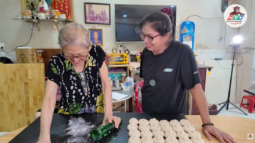 Tiệm bánh bao hoàn toàn thủ công | HTV Thành phố không ngủ - Ảnh 6.