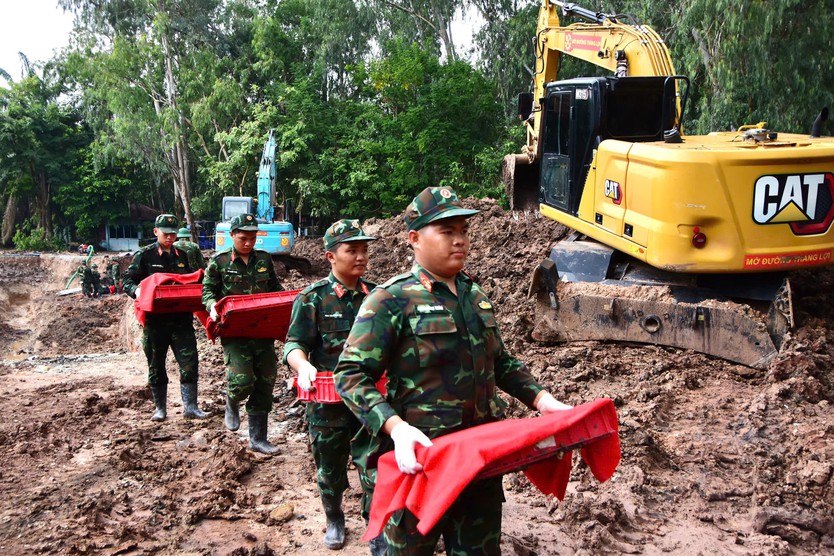 Ngày 22/10, quy tập thêm 10 hài cốt liệt sĩ tại Công viên Lê Thị Riêng, nâng tổng số lên 810 - Ảnh 4.