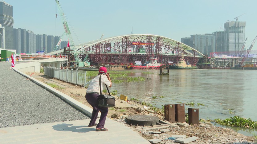 Hợp long cầu đi bộ qua sông Sài Gòn, kết nối không gian đô thị - Ảnh 1.
