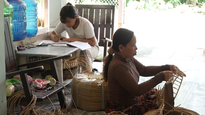 Đôi tay chai sần của bé gái 12 tuổi | Mái ấm gia đình Việt - Ảnh 3.