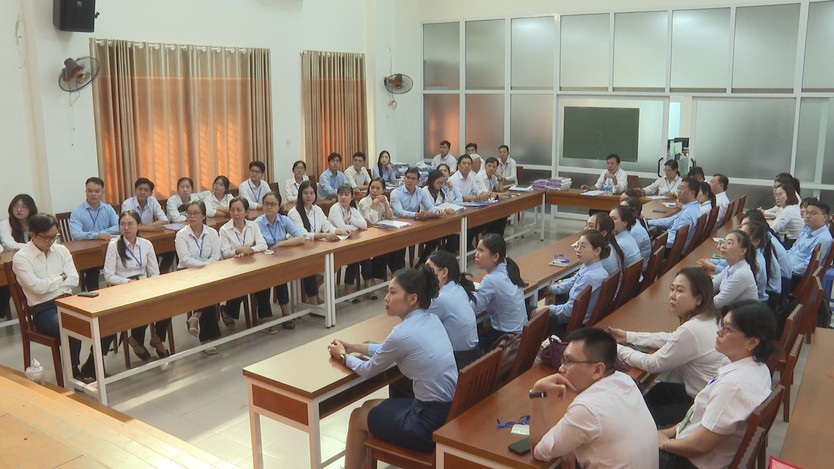 Hội trường đông đảo cán bộ mặc đồng phục ngồi theo dãy bàn chữ U chăm chú lắng nghe triển khai kế hoạch dự án - Ảnh 3.