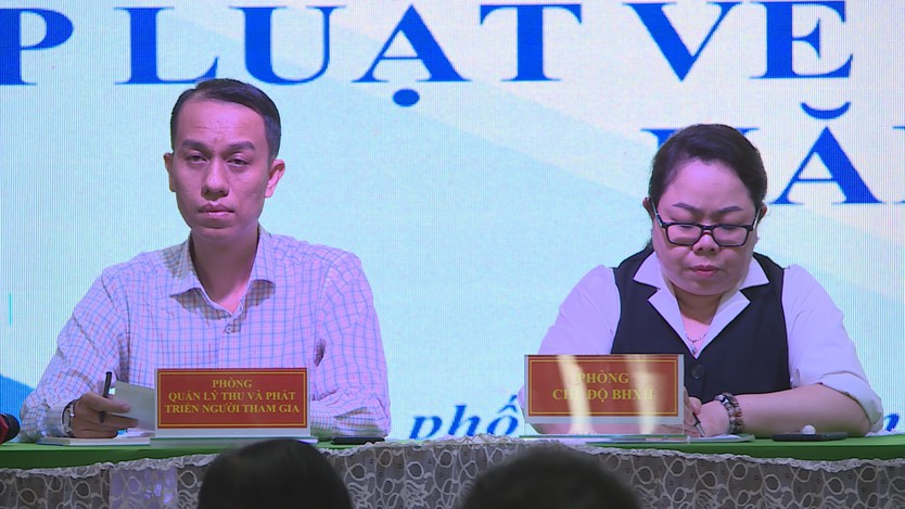 Cán bộ BHXH TP. Hồ Chí Minh giải đáp thắc mắc tại hội nghị - Ảnh 3.