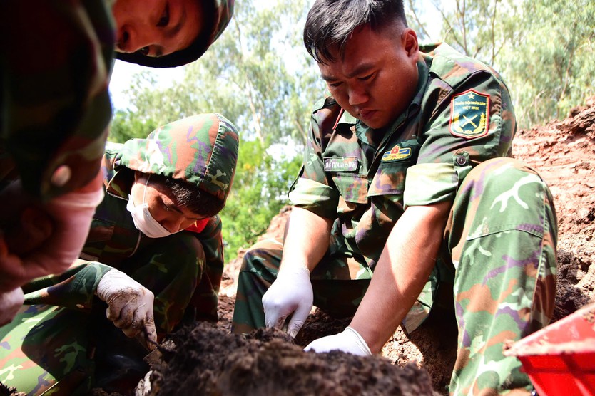 Ngày 24/10, xử lý hơn 620 m³ đất, quy tập thêm 10 hài cốt liệt sĩ tại Công viên Lê Thị Riêng - Ảnh 4.