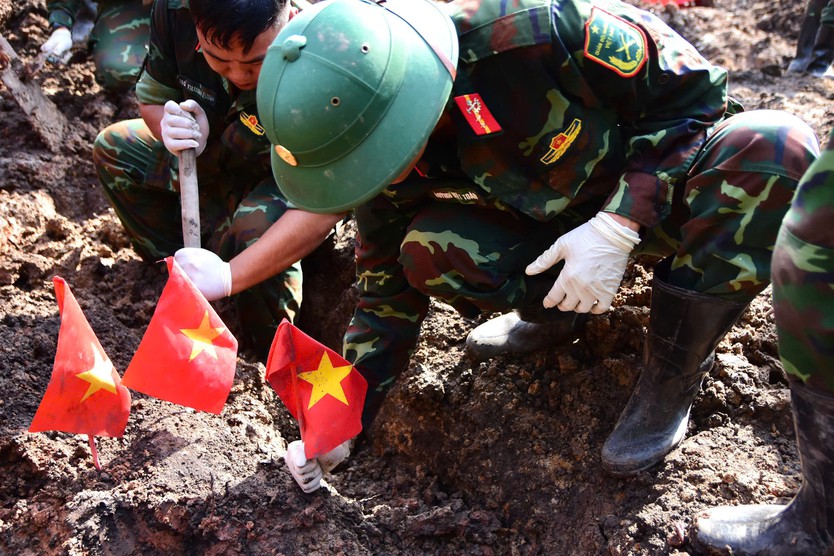 Ngày 24/10, xử lý hơn 620 m³ đất, quy tập thêm 10 hài cốt liệt sĩ tại Công viên Lê Thị Riêng - Ảnh 3.