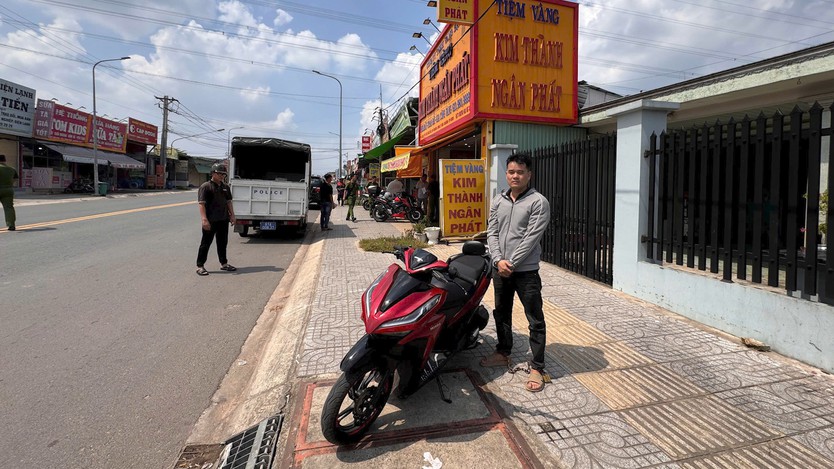 Chỉ sau 40 phút truy xét, bắt giữ đối tượng dùng dao cướp tiệm vàng - Ảnh 2.