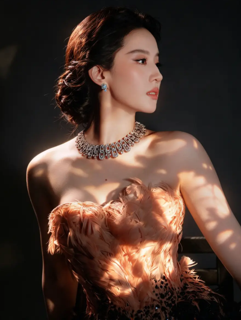 Lưu Diệc Phi hóa “thiên nga đen” với đầm lông vũ cầu kỳ - Ảnh 2.