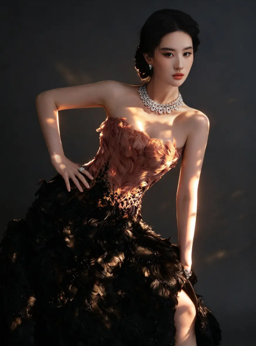 Lưu Diệc Phi hóa “thiên nga đen” với đầm lông vũ cầu kỳ - Ảnh 3.