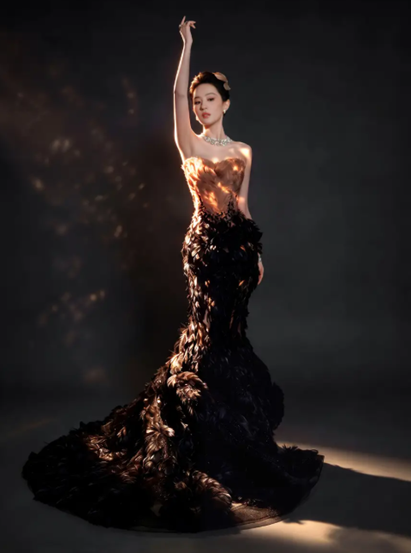 Lưu Diệc Phi hóa “thiên nga đen” với đầm lông vũ cầu kỳ - Ảnh 4.