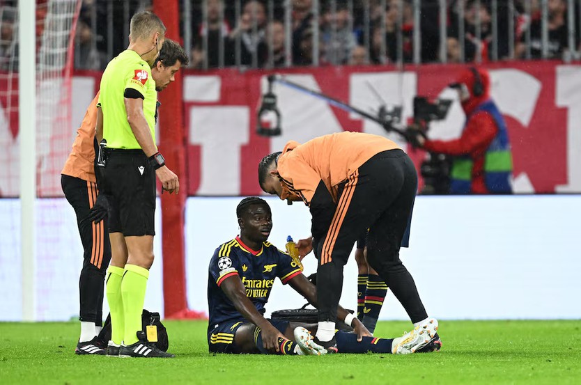 Bukayo Saka chấn thương, Arsenal lo lắng trước trận gặp Everton - Ảnh 3.