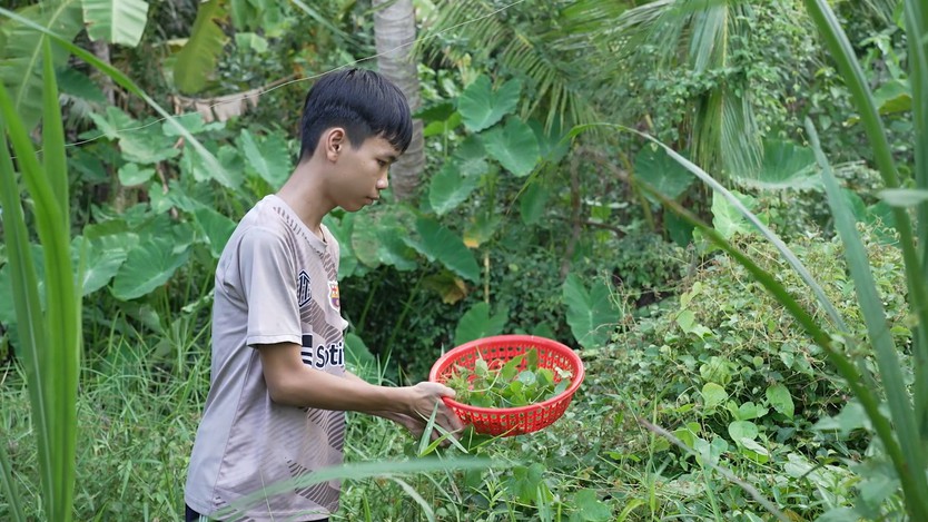 Cậu bé bán vé số chăm mẹ bệnh | Mái ấm gia đình Việt- Ảnh 3.